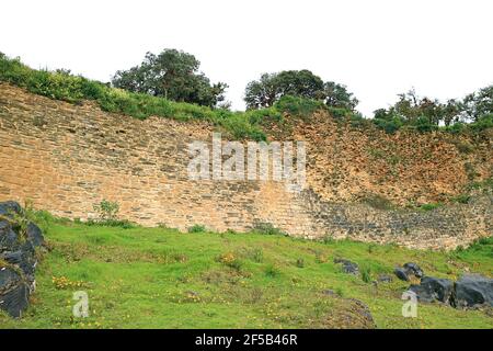 Ruines de l'immense mur de la Citadelle de Kuelap sur le sommet de la montagne dans la région d'Amazonas, Pérou, Amérique du Sud Banque D'Images