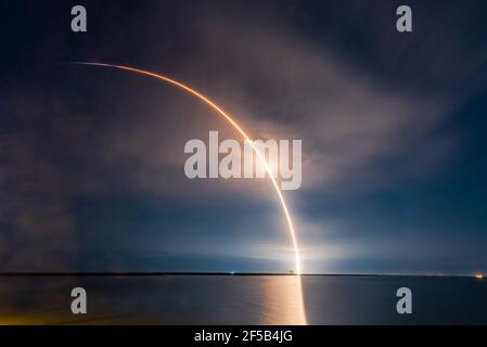 Lancement de nuit SpaceX Starlink Banque D'Images