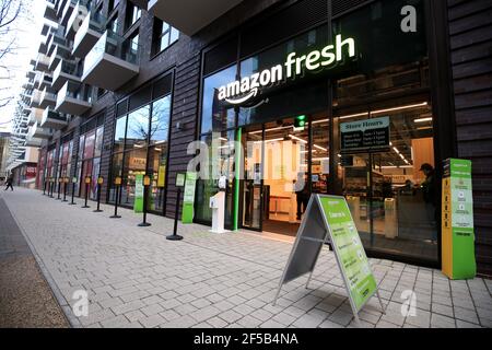 Le magasin Amazon Fresh sur Wembley Park Boulevard est ouvert avant le match de qualification de la coupe du monde FIFA 2022 au stade Wembley, Londres. Date de la photo: Jeudi 25 mars 2021. Banque D'Images