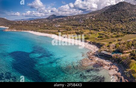 Vue aérienne sur une journée ensoleillée et lumineuse de la turquoise Mer Méditerranée à la plage de Ghjunchitu dans la région de Balagne Corse Banque D'Images