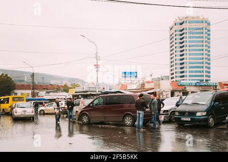 Des minibus de taxis urbains sont à la station Didube de Tbilissi, en Géorgie. Banque D'Images