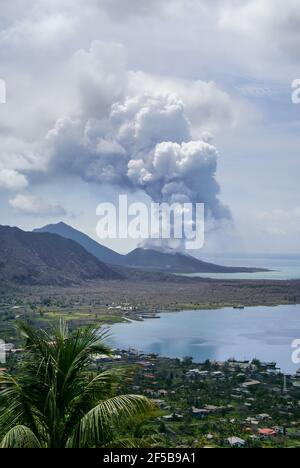 Vue sur la ville de Rabaul, Papouasie-Nouvelle-Guinée au volcan actif du mont Tavurmur. Banque D'Images