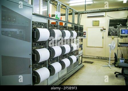 A l'intérieur de l'Observatoire volcanique de Rabaul, les sismographes enregistrent le mouvement de la terre pour détecter les éruptions des volcans. Rabaul, Papouasie-Nouvelle GUI Banque D'Images