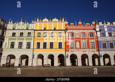 Zamosc, Pologne, 27 décembre 2020. Vue sur les bâtiments colorés de la place historique du Grand marché de Zamosc, Pologne. Photo prise par une belle journée d'hiver Banque D'Images