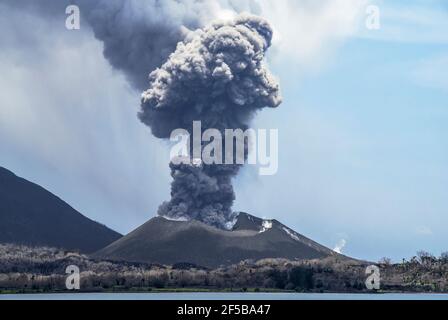 Volcan actif du Mont Tavurvur. Rabaul ; Papouasie-Nouvelle-Guinée ; Banque D'Images