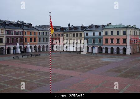 Zamosc, Pologne, 10 novembre 2020. Le drapeau de la ville de Zamosc sur un mât contre le fond de maisons anciennes et colorées. Ancien Renais européen Banque D'Images