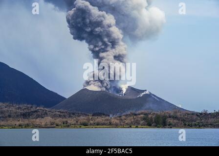 Volcan actif du Mont Tavurvur. Rabaul ; Papouasie-Nouvelle-Guinée ; Banque D'Images