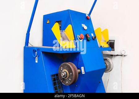 Rectifieuse pour le traitement de chaussures dans un atelier de fabrication de chaussures dans une usine industrielle. Banque D'Images