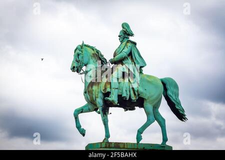 kaiser Wilhelm I de Friedrich Drake, la première statue équestre de l'empereur allemand, se trouve fièrement près du pont Hohenzollern à Cologne Banque D'Images