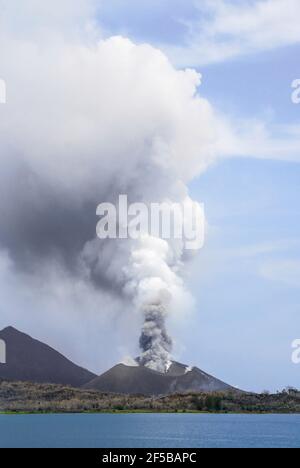 Volcan actif du Mont Tavurvur. Rabaul ; Papouasie-Nouvelle-Guinée ; Banque D'Images