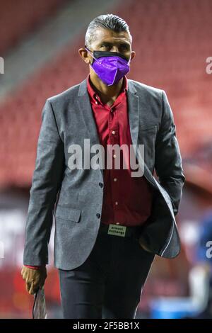 Tijuana, Mexique. 22 mars 2021. Entraîneur Franky Oviedo (Tijuana) marcher pendant le match LIGA MX Femenil entre Tijuana et Monterrey à Estadio Caliente à Tijuana, Basse-Californie, Mexique. Crédit: SPP Sport presse photo. /Alamy Live News Banque D'Images