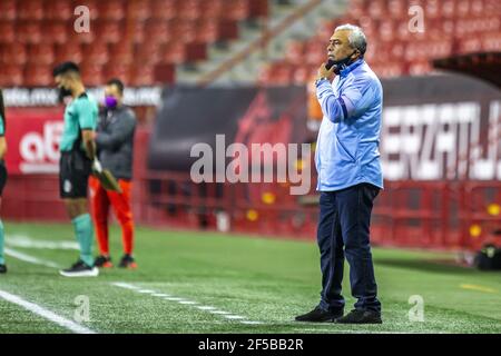 Tijuana, Mexique. 22 mars 2021. Entraîneur Hector Becerra (Monterrey) gestes pendant le jeu LIGA MX Femenil entre Tijuana et Monterrey à Estadio Caliente à Tijuana, Basse-Californie, Mexique. Crédit: SPP Sport presse photo. /Alamy Live News Banque D'Images