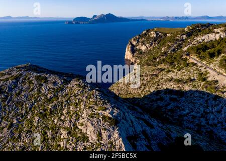 Formentor Road - Lightouse- Tramuntana: Carretera de Formentor hacia el Faro- Acantilados y punto mas alto de la Sierra de Tramuntana Banque D'Images