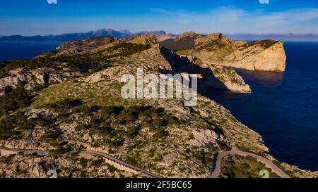 Formentor Road - Lightouse- Tramuntana: Carretera de Formentor hacia el Faro- Acantilados y punto mas alto de la Sierra de Tramuntana Banque D'Images