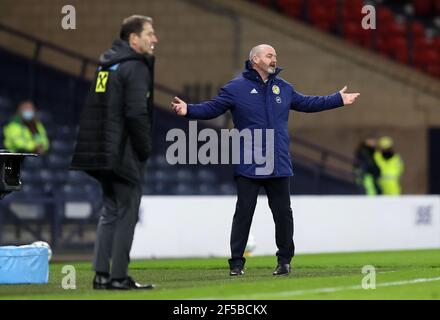 L'entraîneur-chef écossais Steve Clarke (à droite) sur la ligne de contact lors du match de qualification de la coupe du monde de la FIFA 2022 à Hampden Park, Glasgow. Date de la photo: Jeudi 25 mars 2021. Banque D'Images