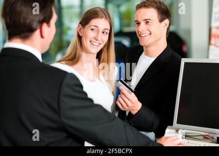 Femme fait des étirements à l'extérieur avec son entraîneur personnel sur un super journée d'été Banque D'Images