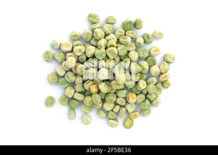Sécher les petits pois entiers sur fond blanc vue du dessus. Pois verts pour la plantation dans le sol. Banque D'Images