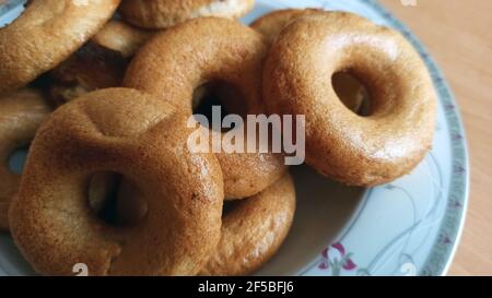 Alternative saine d'aliments frits montrant macro-prise de vue de Medhu Vada en forme de beignet cuit, Chili Pakora. Délicieuse cuisine du sud de l'Inde sur une assiette blanche Banque D'Images