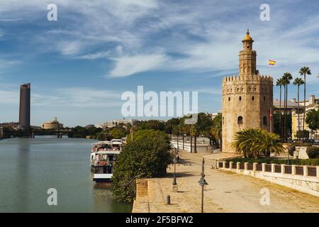 Tour d'or (Torre del Oro) dans le fleuve Guadalquivir, Séville, Espagne Banque D'Images