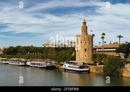 Tour d'or (Torre del Oro) dans le fleuve Guadalquivir, Séville, Espagne. Banque D'Images