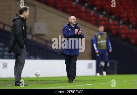 L'entraîneur-chef écossais Steve Clarke sur la ligne de contact lors du match de qualification de la coupe du monde de la FIFA 2022 à Hampden Park, Glasgow. Date de la photo: Jeudi 25 mars 2021. Banque D'Images