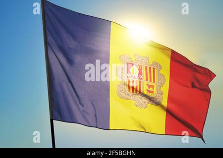 Drapeau d'Andorre agitant sur le vent devant le soleil Banque D'Images