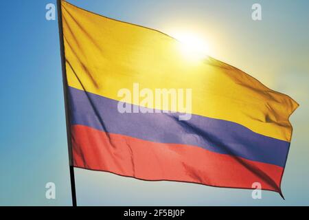 Drapeau colombien agitant sur le vent devant le soleil Banque D'Images