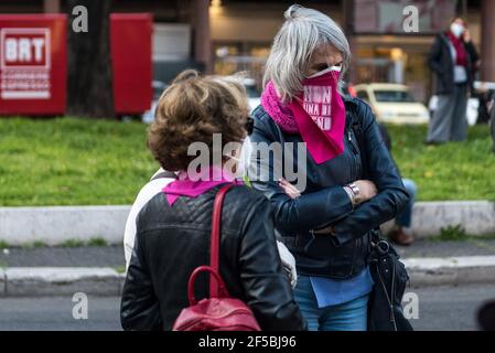 Rome, Italie. 25 mars 2021. Asseyez-vous en solidarité pour toutes les femmes vivant en Turquie qui voient leur vie en danger après que le régime Erdogan ait établi le retrait de la signature de la Convention d'Istanbul sur la lutte contre la violence sexiste. (Photo de Claudia Rolando/Pacific Press) Credit: Pacific Press Media production Corp./Alay Live News Banque D'Images