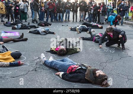 Rome, Italie. 25 mars 2021. Asseyez-vous en solidarité pour toutes les femmes vivant en Turquie qui voient leur vie en danger après que le régime Erdogan ait établi le retrait de la signature de la Convention d'Istanbul sur la lutte contre la violence sexiste. (Photo de Claudia Rolando/Pacific Press) Credit: Pacific Press Media production Corp./Alay Live News Banque D'Images