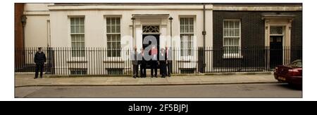 Gordon Brown sort sur 11 Downing St pour aller Et remettre son budget 2004 au Parlement.pic David Sandison 17/3/2004 Banque D'Images