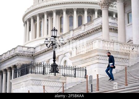 Washington, États-Unis d'Amérique. 25 mars 2021. Le sénateur américain Mitt Romney (républicain de l'Utah) quitte le Capitole des États-Unis à Washington, DC, Etats-Unis le jeudi 25 mars 2021. Credit: Stefani Reynolds/CNP | usage dans le monde crédit: dpa/Alay Live News Banque D'Images