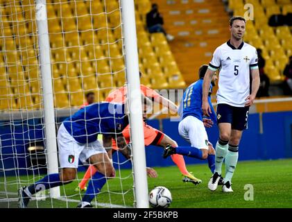 Jonny Evans, d'Irlande du Nord, réagit après que Domenico Berardi, d'Italie, ait remporté le premier but du match de qualification C de la coupe du monde FIFA 2022 au Stadio Ennio Tardini, à Parme. Date de la photo: Jeudi 25 mars 2021. Banque D'Images