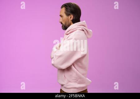 Photo de profil sérieux-look confiant fermé défensif adulte barbu 40s gars bras croisés poitrine gauche impatience irritée debout violet Banque D'Images
