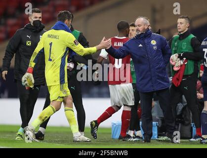 Le gardien de but écossais David Marshall (à gauche) serre la main avec le Manager Steve Clarke après le coup de sifflet final après le match de qualification de la coupe du monde FIFA 2022 à Hampden Park, Glasgow. Date de la photo: Jeudi 25 mars 2021. Banque D'Images