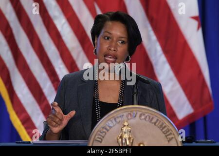 Washington, Distric de Columbia, États-Unis. 25 mars 2021. Le maire de DC, MURIEL BOWSER, parle lors d'une conférence de presse au sujet de Covid19 mise à jour de la situation, de l'État de DC et du problème des armes à feu aux Etats-Unis à l'Old Council Chambers à Washington DC. Credit: Lénine Nolly/ZUMA Wire/Alamy Live News Banque D'Images