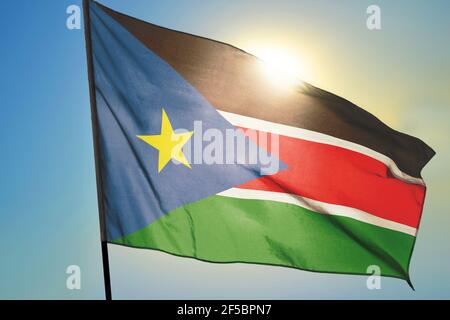 Drapeau du Soudan du Sud agitant sur le vent en face de dim Banque D'Images