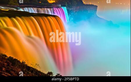 Une autre photo de la série Niagara. Voici un gros plan des chutes américaines. Tous les soirs, à partir du crépuscule, FAL américaine et canadienne Banque D'Images