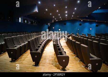 Cinéma fermé en raison du coronavirus. Fermeture de cinéma dans le cadre de la pandémie mondiale COVID-19. Sièges en velours vides dans le théâtre, le cinéma. Banque D'Images