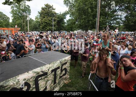 Un nouiller triomphant expose fièrement son poisson-chat à une foule enthousiaste lors du tournoi annuel Okie Noodling à Paul's Valley, Oklahoma. Banque D'Images