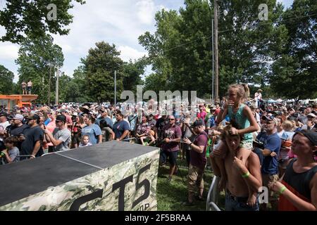 Un nouiller triomphant expose fièrement son poisson-chat à une foule enthousiaste lors du tournoi annuel Okie Noodling à Paul's Valley, Oklahoma. Banque D'Images