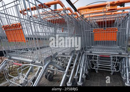 Plusieurs rangées de chariots vides d'une chaîne de supermarchés sont garées dans un hangar à chariots dans le village de Ruinen, aux pays-Bas Banque D'Images