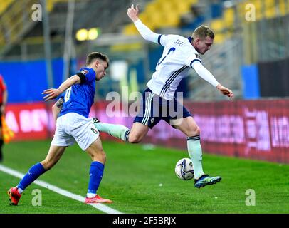 George Saville (à droite), en Irlande du Nord, et Nicolo Barella, en Italie, se battent pour le ballon lors du match C de qualification de la coupe du monde FIFA 2022 au Stadio Ennio Tardini, à Parme. Date de la photo: Jeudi 25 mars 2021. Banque D'Images