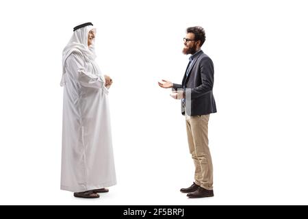 Homme arabe portant un dishasha et un autre homme parlant isolé sur fond blanc Banque D'Images