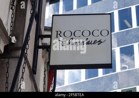 Panneau extérieur de chocolats Rococo vu dans le centre de Londres, le centre commercial Royal Exchange. Banque D'Images