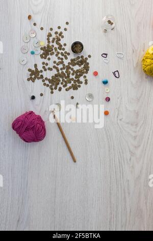 Beaucoup d'accessoires de artisanat: Balles de fil, boutons, paillettes, clips et plus sur un fond gris en bois. Banque D'Images