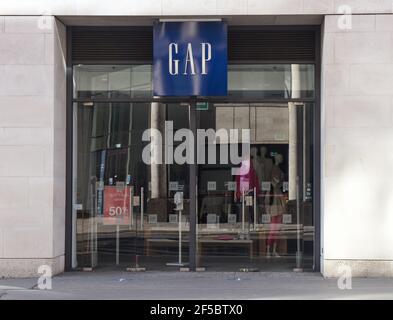 Boutique GAP et logo vus dans le centre de Londres, rue Gracechurch. Banque D'Images