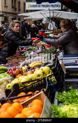 Vic marché hebdomadaire, produits frais et biologiques, Barcelone, Catalogne, Espagne. Banque D'Images