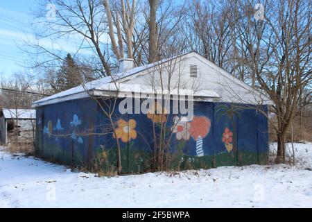 Fleurs peintes sur une maison abandonnée dans le quartier de Brightmoor À Detroit en hiver Banque D'Images