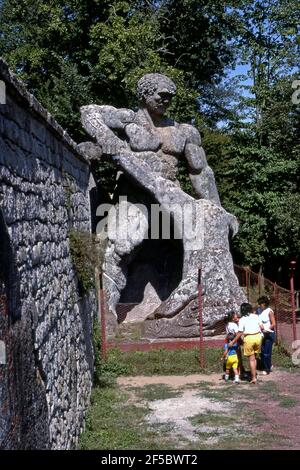 Visiteurs à Sacro Bosco à Bomarzo, Italie Banque D'Images