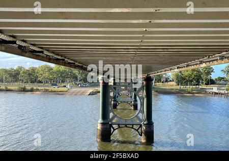 Vue sur le point de fuite sous le pont de Burnett, à Bundaberg, Queensland, Australie Banque D'Images